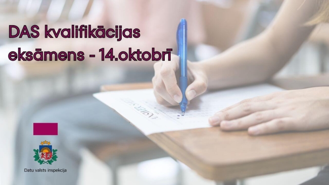 Persona raksta eksāmenu pie galda. Uz attēla teksts: “DAS kvalifikācijas eksāmens – 14. oktobrī”. Apakšā Datu valsts inspekcijas logo.