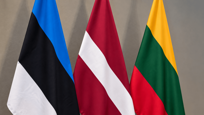 Igaunijas, Latvijas un Lietuvas valsts karogi novietoti līdzās.