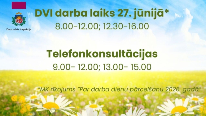 Paziņojums par darba laiku 27. jūnijā. Fonā ziedoša pļava ar margrietiņām un zilas debesis.