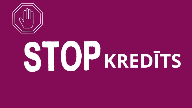 Violets plakāts ar baltu rokas simbolu stopzīmē un uzrakstu 'STOP KREDĪTS'.