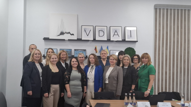 Baltijas valstu datu aizsardzības iestāžu pārstāvji grupas foto sanāksmes laikā Viļņā