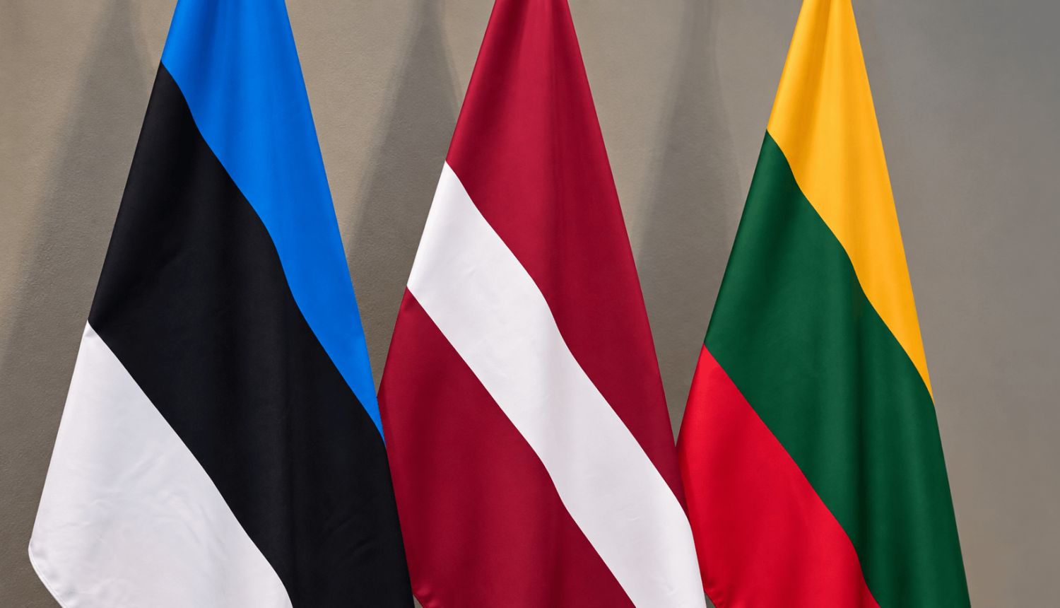 Igaunijas, Latvijas un Lietuvas valsts karogi novietoti līdzās.