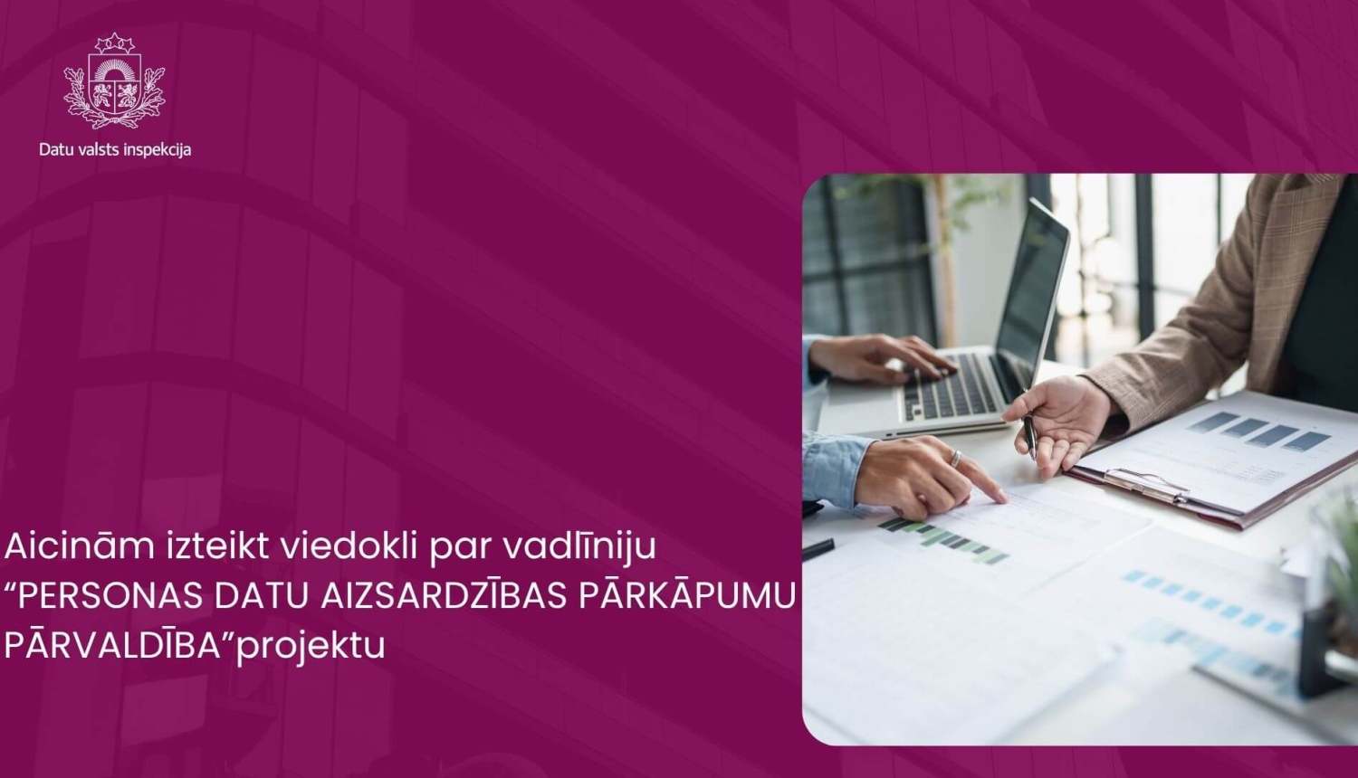 Vizuālis ar aicinājumu izteikt viedokli par vadlīniju “Personas datu aizsardzības pārkāpumu pārvaldība” projektu. Attēlā redzami cilvēki pie galda, strādājot ar dokumentiem un datoru.