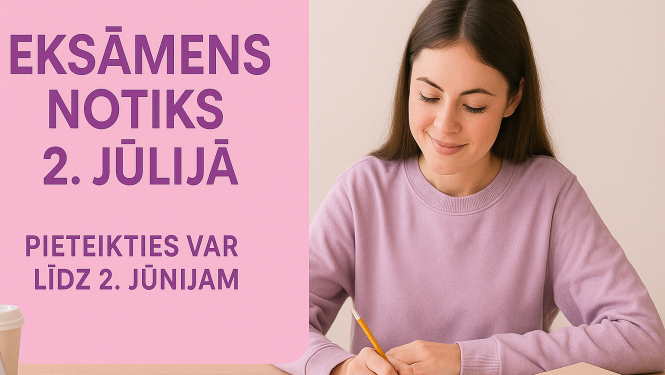 Meitene sēž pie datora, raksta kaut ko savā kladē