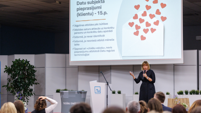 DVI direktore uzstājas “Turības” konferencē. Ekrānā redzams slaids ar tēmu “Datu subjekta pieprasījumi (klientu) – 15. pants”