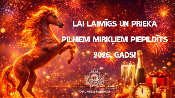 Ilustrācija ar ugunīgu zirgu salūta izgaismotās nakts debesīs, simbolizējot Zirga gadu. Fonā redzama pilsēta, šampanieša glāzes, dāvanu kastes un pulkstenis, kas iezīmē Jaunā gada iestāšanos, kā arī uzraksts ar vēlējumu 2026. gadam un Datu valsts inspekcijas simboliku.
