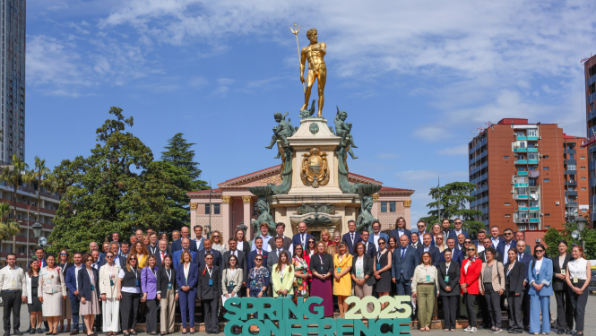 Foto ar konferences dalībniekiem pie Batumi teātra ēkas