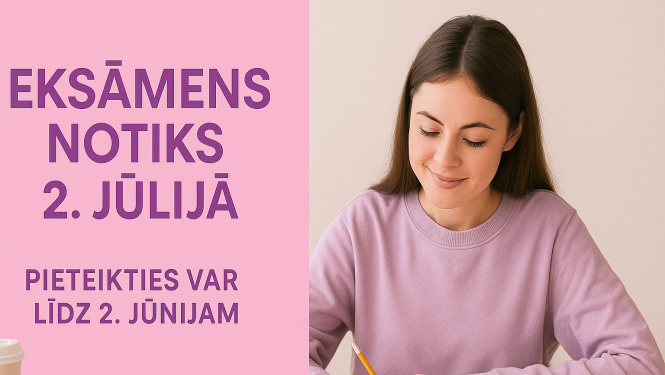 Meitene sēž pie datora, raksta kaut ko savā kladē