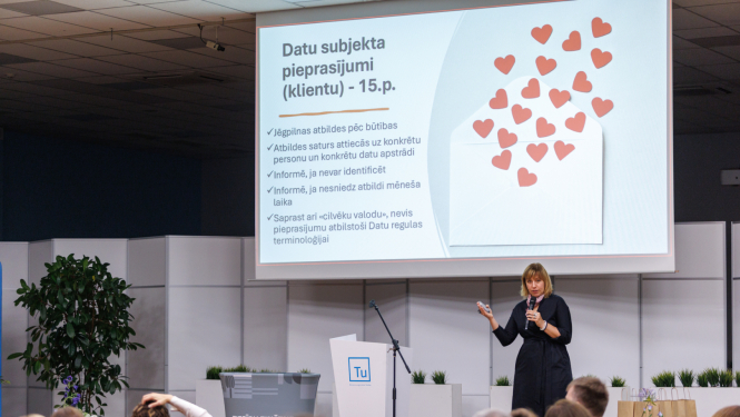 DVI direktore uzstājas “Turības” konferencē. Ekrānā redzams slaids ar tēmu “Datu subjekta pieprasījumi (klientu) – 15. pants”