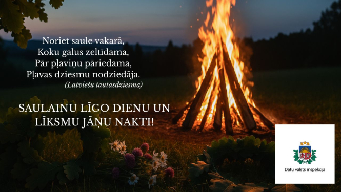 Attēlā redzama Jāņu nakts ainava ar spožu ugunskuru pļavas vidū, tumšā pievakarē. Priekšplānā – ozollapu vainagi un pļavu ziedi, kas izgaismoti no ugunskura gaismas. Kreisajā pusē redzams ozolkoka zaru siluets, bet tālumā – mežu līnija pie horizonta. Attēla kreisajā pusē uzlikts dzejolis no latviešu tautasdziesmas: “Noriet saule vakarā, Koku galus zeltīdama, Pār pļaviņu pāriedama, Pļavas dziesmu nodziedāja.” Zem tā novēlējums: “Saulainu Līgo dienu un līksmu Jāņu nakti!”