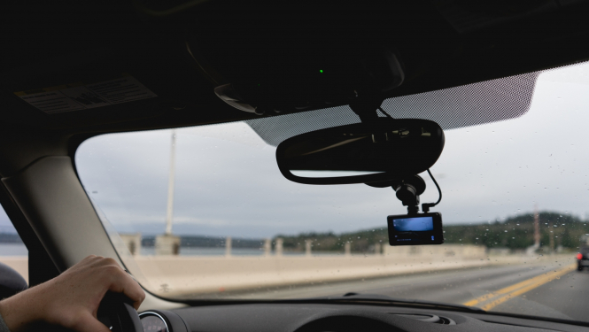 video reģistrators ievietots mašīnā