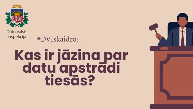 Informatīvais attēls ar tekstu “#DVIskaidro: Kas ir jāzina par datu apstrādi tiesās?”, attēlā redzams tiesnesis ar āmuru pie tiesas galda.