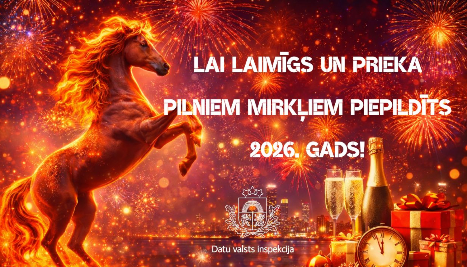 Ilustrācija ar ugunīgu zirgu salūta izgaismotās nakts debesīs, simbolizējot Zirga gadu. Fonā redzama pilsēta, šampanieša glāzes, dāvanu kastes un pulkstenis, kas iezīmē Jaunā gada iestāšanos, kā arī uzraksts ar vēlējumu 2026. gadam un Datu valsts inspekcijas simboliku.