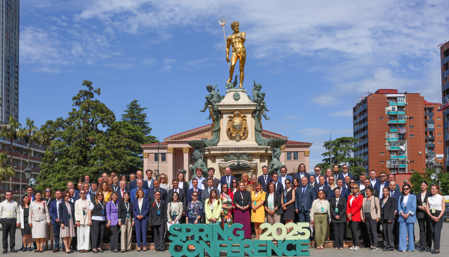 Foto ar konferences dalībniekiem pie Batumi teātra ēkas