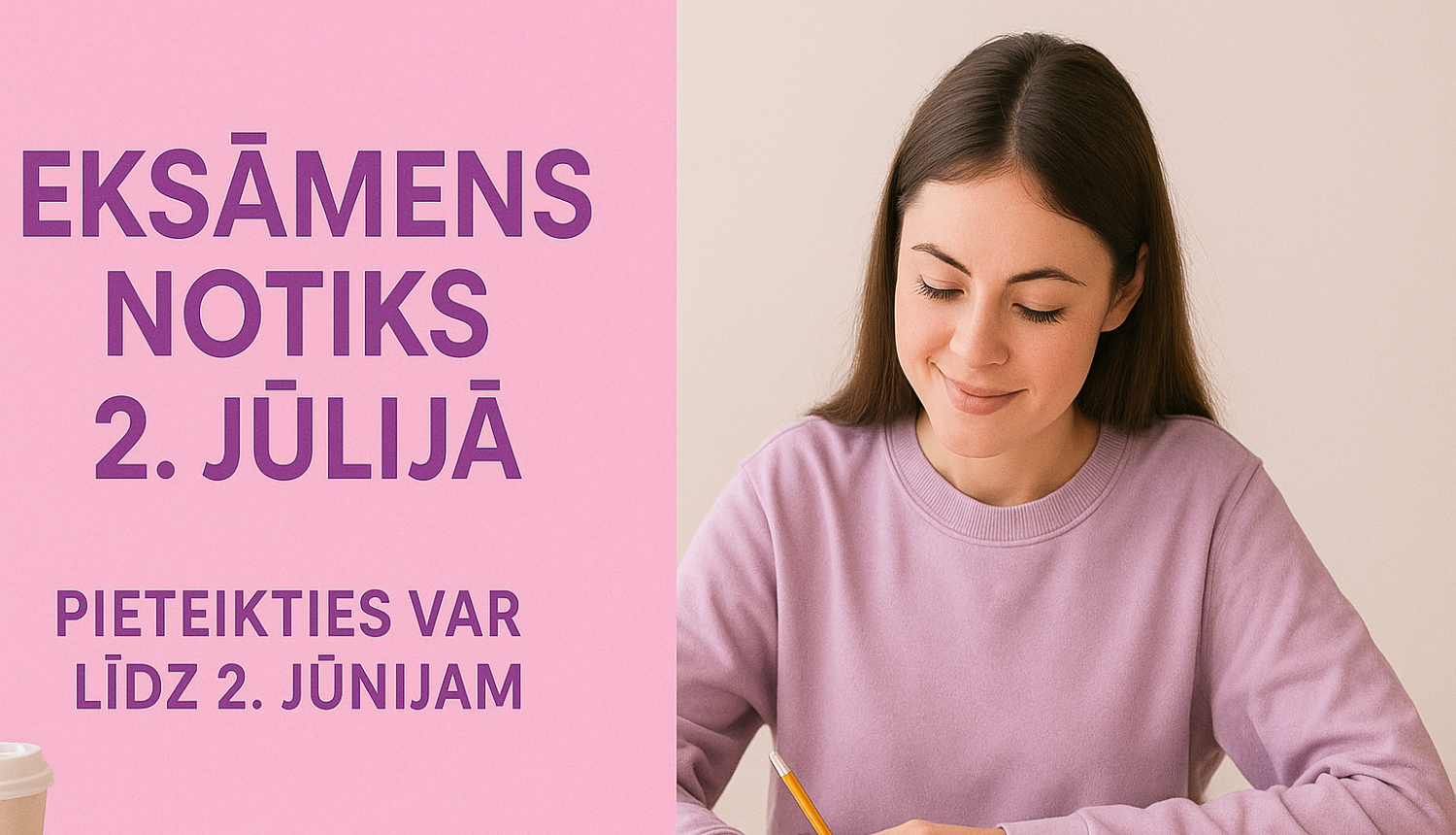 Meitene sēž pie datora, raksta kaut ko savā kladē