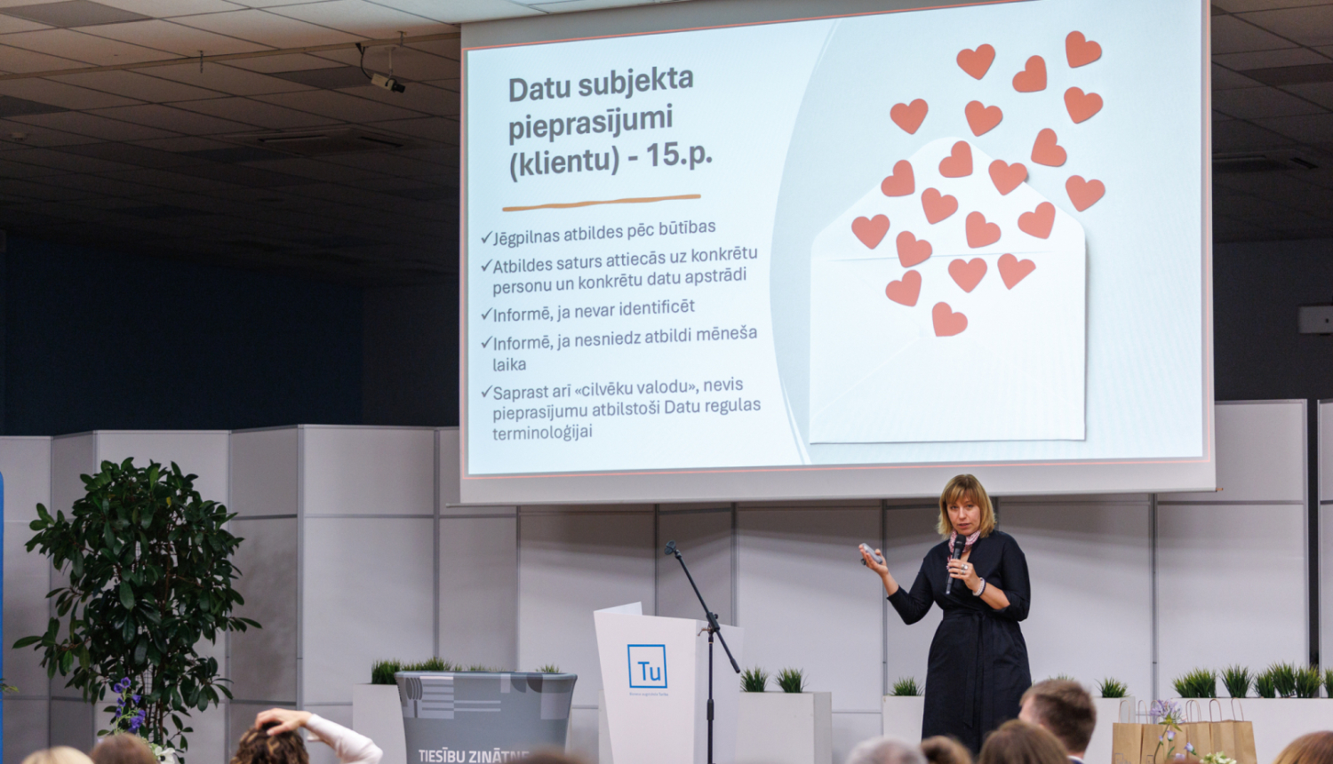 DVI direktore uzstājas “Turības” konferencē. Ekrānā redzams slaids ar tēmu “Datu subjekta pieprasījumi (klientu) – 15. pants”