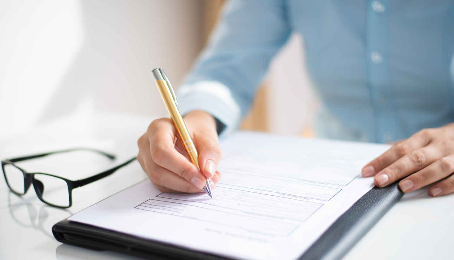 Darbinieks aizpilda veidlapu