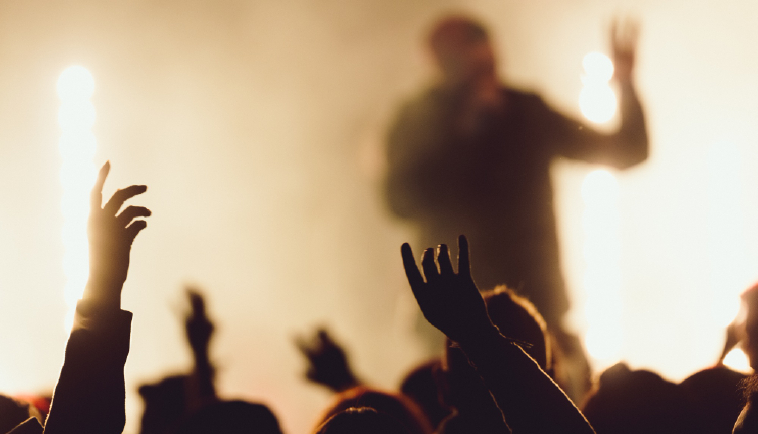 Koncerts, rokas augšā