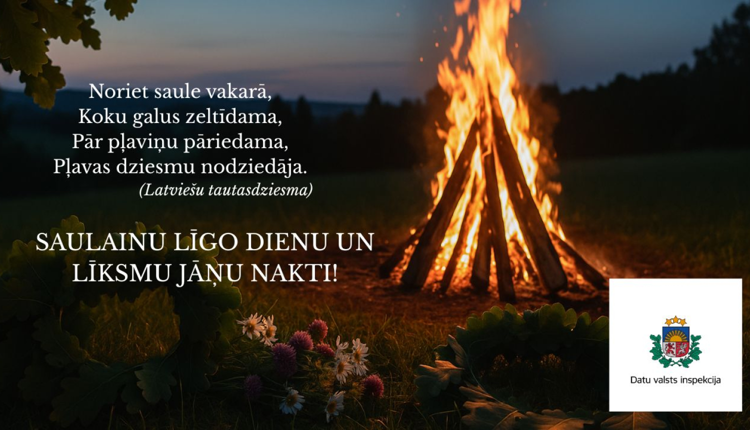 Attēlā redzama Jāņu nakts ainava ar spožu ugunskuru pļavas vidū, tumšā pievakarē. Priekšplānā – ozollapu vainagi un pļavu ziedi, kas izgaismoti no ugunskura gaismas. Kreisajā pusē redzams ozolkoka zaru siluets, bet tālumā – mežu līnija pie horizonta. Attēla kreisajā pusē uzlikts dzejolis no latviešu tautasdziesmas: “Noriet saule vakarā, Koku galus zeltīdama, Pār pļaviņu pāriedama, Pļavas dziesmu nodziedāja.” Zem tā novēlējums: “Saulainu Līgo dienu un līksmu Jāņu nakti!”