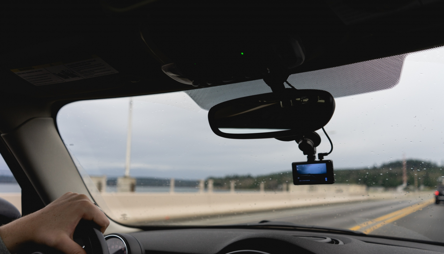 video reģistrators ievietots mašīnā