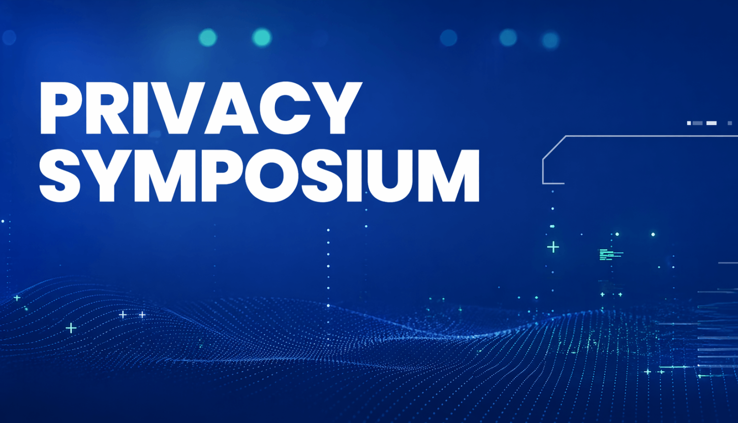 Zils, tehnoloģisks fons ar gaišiem punktiem un digitāliem grafiskiem elementiem. Kreisajā pusē lieliem, baltiem burtiem rakstīts ‘PRIVACY SYMPOSIUM’