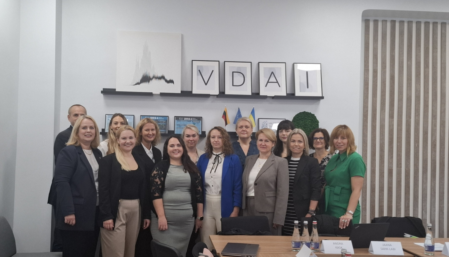 Baltijas valstu datu aizsardzības iestāžu pārstāvji grupas foto sanāksmes laikā Viļņā