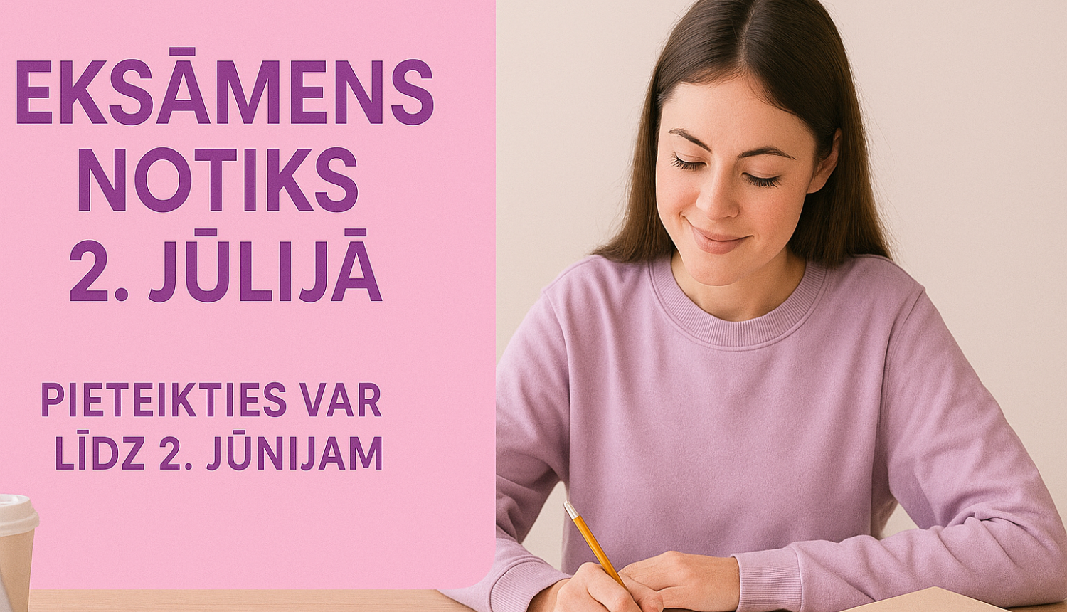 Meitene sēž pie datora, raksta kaut ko savā kladē