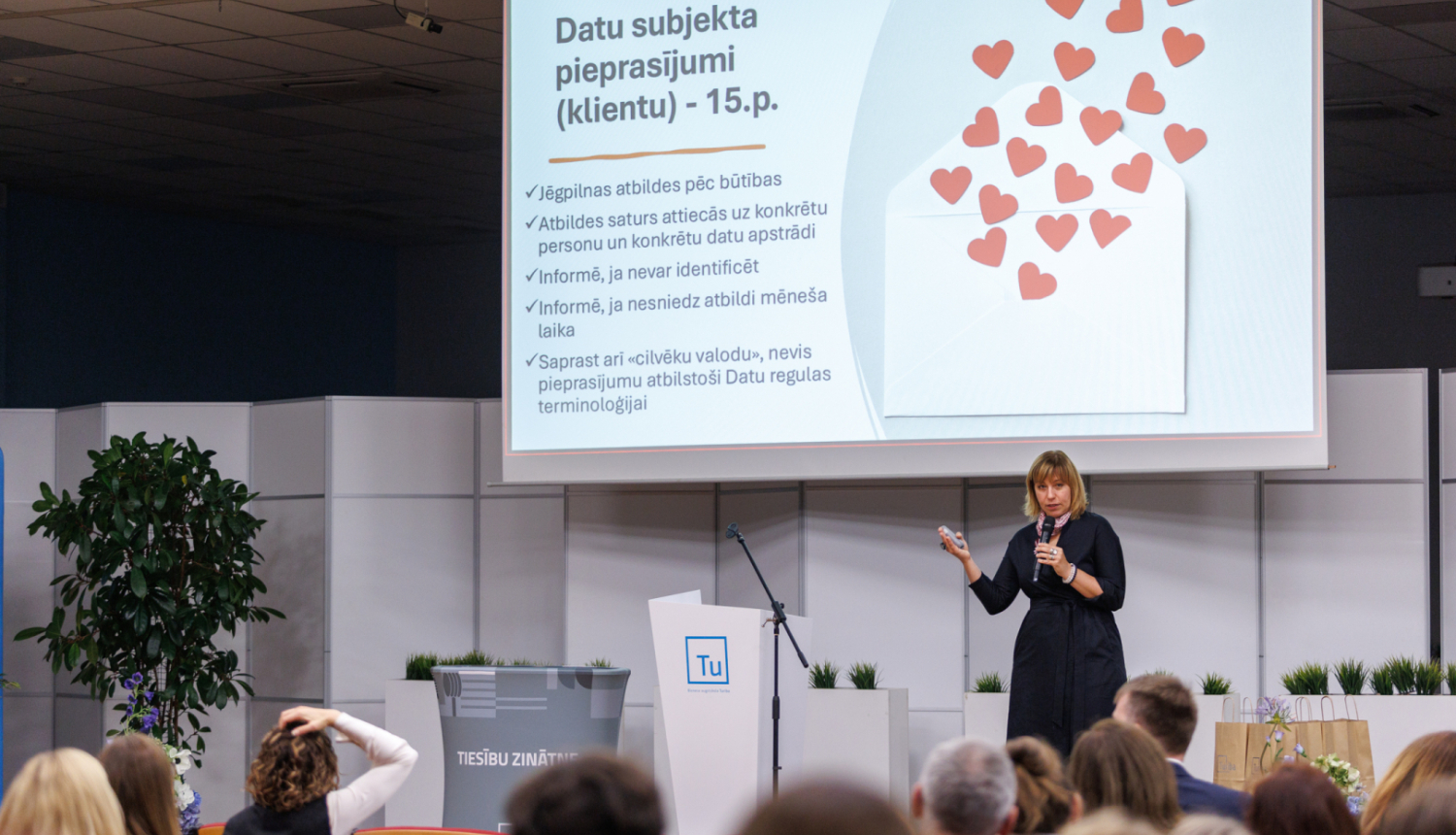 DVI direktore uzstājas “Turības” konferencē. Ekrānā redzams slaids ar tēmu “Datu subjekta pieprasījumi (klientu) – 15. pants”