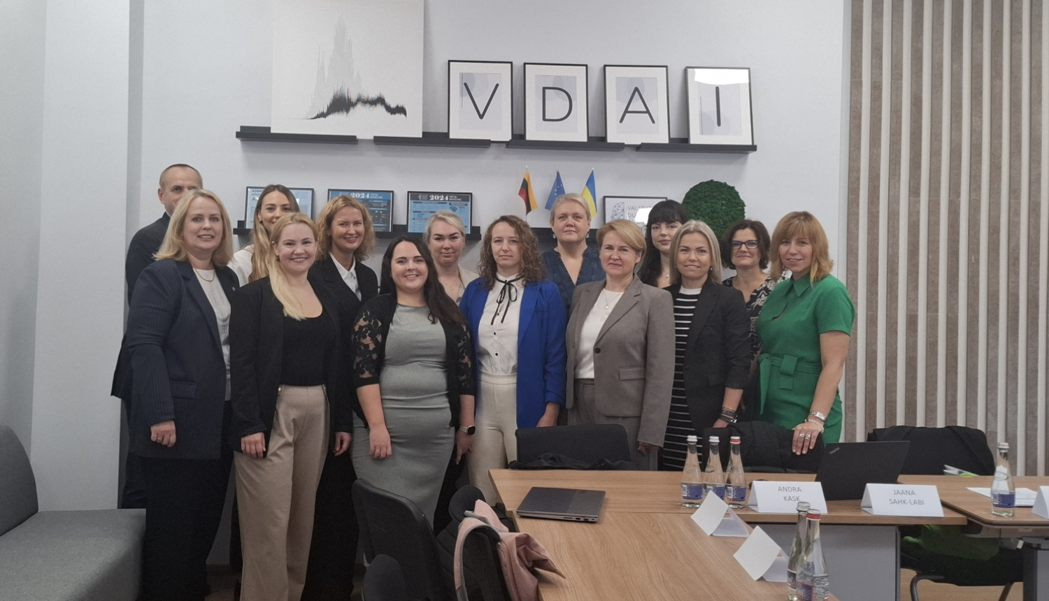 Baltijas valstu datu aizsardzības iestāžu pārstāvji grupas foto sanāksmes laikā Viļņā